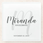 Moderne Drehbuch Personalisierte Bridesmaier Glasuntersetzer<br><div class="desc">Fügen Sie Ihrer Hochzeit eine persönliche Touch mit personalisierten Bridesmaids Glas Untersetzer. Dieser Untersetzer zeichnet sich durch den personalisierten Namen der Brautjungfrau aus, der im Stil eines grauen, modernen Drehbuch-Schriftartes und Monogramm im hellgrauen, modernen Drehbuch-Schriftart-Stil als Hintergrund mit Titel und Hochzeitsdatum in grauem, modernem Sans Serif Schriftart Stil. Auch perfekt...</div>