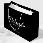 Moderne Drehbuch Personalisierte Bridesmaier Große Geschenktüte<br><div class="desc">Moderne Script Black und White Personalisiert Bridesmaids Geschenktasche mit personalisiertem Namen von Brautjungfrau in einem modernen,  weißen Schriftart-Stil mit Titel und Hochzeitsdatum in modernen sans Serif Schriftart Stil auf schwarzem Hintergrund. Auch perfekt für Trauzeugin,  Blütenmädchen,  Brautmutter,  Trauzeugen,  Trauzeuge und mehr.</div>