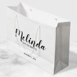 Moderne Drehbuch Personalisierte Bridesmaier Große Geschenktüte<br><div class="desc">Moderne Script Black und White Personalisiert Bridesmaids Gift Bag mit personalisierten Bräunungsnamen im modernen kalligraphischen Schriftart Stil mit Titel und Hochzeitstermin in modernen sans serif Schriftart Stil auf weißem Hintergrund. Auch perfekt für Trauzeugin,  Blütenmädchen,  Brautmutter,  Trauzeugen,  Trauzeuge und mehr.</div>