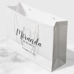 Moderne Drehbuch Personalisierte Bridesmaier Große Geschenktüte<br><div class="desc">Personalisierte Bridesmaids Geschenktasche mit personalisiertem Bräunungsnamen in grauem,  modernem Schriftart-Stil und Monogramm in hellgrau-modernem Drehbuch-Schriftart-Stil als Hintergrund mit Titel und Hochzeitdatum in grau modernen Sans Serif Schriftart Stil. Auch perfekt für Trauzeuge,  Trauzeuge,  Ringträger,  Brautvater,  Trauzeugin,  Blume Mädchen,  Brautmutter und vieles mehr.</div>