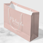Moderne Drehbuch Personalisierte Bridesmaier Große Geschenktüte<br><div class="desc">Moderne Drehbuch Personalisierte Bridesmaids Geschenktasche mit dem personalisierten Namen der Brautjungfrau in einem modernen,  weißen Schriftart-Stil mit Titel und Hochzeitdatum in modernen sans serif Schriftart Stil auf rot rosa Hintergrund. Auch perfekt für die Trauzeugin,  Blumenmädchen,  Brautmutter und vieles mehr.</div>