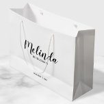 Moderne Drehbuch Personalisierte Bridesmaier Große Geschenktüte<br><div class="desc">Moderne Script Personalisiert Bridesmaids Geschenktasche mit personalisiertem Brautjungweitennamen in schwarz-modernem Script-Schriftart mit Titel und Hochzeitstermin im modernen serifenlosen Schriftart-Stil auf weißem Hintergrund. Auch perfekt für Trauzeugin,  Blütenmädchen,  Brautmutter,  Trauzeugen,  Trauzeuge und mehr.</div>