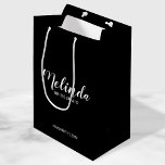 Moderne Drehbuch Personalisierte Bridesmaier Mittlere Geschenktüte<br><div class="desc">Moderne Script Black und White Personalisiert Bridesmaids Geschenktasche mit personalisiertem Namen von Brautjungfrau in einem modernen,  weißen Schriftart-Stil mit Titel und Hochzeitsdatum in modernen sans Serif Schriftart Stil auf schwarzem Hintergrund. Auch perfekt für Trauzeugin,  Blütenmädchen,  Brautmutter,  Trauzeugen,  Trauzeuge und mehr.</div>
