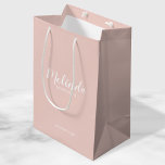 Moderne Drehbuch Personalisierte Bridesmaier Mittlere Geschenktüte<br><div class="desc">Moderne Drehbuch Personalisierte Bridesmaids Geschenktasche mit dem personalisierten Namen der Brautjungfrau in einem modernen,  weißen Schriftart-Stil mit Titel und Hochzeitdatum in modernen sans serif Schriftart Stil auf rot rosa Hintergrund. Auch perfekt für die Trauzeugin,  Blumenmädchen,  Brautmutter und vieles mehr.</div>