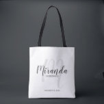 Moderne Drehbuch Personalisierte Bridesmaier Tasche<br><div class="desc">Fügen Sie Ihrer Hochzeit eine persönliche Touch mit personalisierten Brautmeistern Geschenktüte hinzu. Diese Tote-Tasche ist mit dem personalisierten Namen der Brautjungfrau in grauem, modernem Script-Schriftart-Stil und Monogramm in hellgrauem, modernem Script-Schriftart-Stil als Hintergrund mit Titel und Hochzeitdatum in grauem, modernem Sans Serif Schriftart Stil. Auch perfekt für Trauzeugin, Blume Mädchen, Mutter...</div>