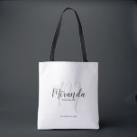 Moderne Drehbuch Personalisierte Bridesmaier Tasche<br><div class="desc">Fügen Sie Ihrer Hochzeit eine persönliche Touch mit personalisierten Brautmeistern Geschenktüte hinzu. Diese Tote-Tasche ist mit personalisiertem Bräunungsnamen in grauem, modernem Script-Schriftart-Stil und Monogramm in hellgrauem, modernem Script-Schriftart-Stil als Hintergrund mit Titel und Hochzeitdatum in grauem, modernem Sans Serif-Schriftart auf weißem Hintergrund. Auch perfekt für Trauzeugin, Blume Mädchen, Mutter der Braut...</div>