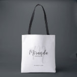 Moderne Drehbuch Personalisierte Bridesmaier Tasche<br><div class="desc">Fügen Sie Ihrer Hochzeit eine persönliche Touch mit personalisierten Brautmeistern Geschenktüte hinzu. Diese Tote-Tasche ist mit personalisiertem Bräunungsnamen in grauem, modernem Script-Schriftart-Stil und Monogramm in hellgrauem, modernem Script-Schriftart-Stil als Hintergrund mit Titel und Hochzeitdatum in grauem, modernem Sans Serif-Schriftart auf weißem Hintergrund. Auch perfekt für Trauzeugin, Blume Mädchen, Mutter der Braut...</div>