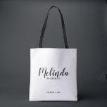 Moderne Drehbuch Personalisierte Bridesmaier Tasche<br><div class="desc">Modernes Drehbuch Personalisierte Bridesmaids Tote Bag mit personalisierten Namen als Brautjungfrau im modernen,  schwarz-Script-Schriftart-Stil mit Titel und Hochzeitdatum in modernen sans Serif Schriftart Stil auf weißem Hintergrund. Auch perfekt für die Trauzeugin,  Blumenmädchen,  Brautmutter und vieles mehr.</div>