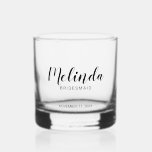 Moderne Drehbuch Personalisierte Bridesmaier Whiskyglas<br><div class="desc">Modernes Drehbuch Personalisierte Bridesmaids Whiskey Glass mit personalisierten Namen von Brautjungfrau im modernen Drehbuch Schriftart Stil mit Titel und Hochzeitstag in modernen sans Serif Schriftart Stil. Auch perfekt für Trauzeugin,  Blütenmädchen,  Brautmutter,  Trauzeugen,  Trauzeuge und mehr.</div>