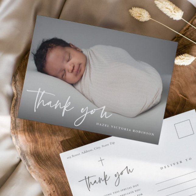 Moderne Drehbuch Religiöse Taufe Vielen Dank Postkarte (Simple modern script baby photo baptism thank you postcard.)