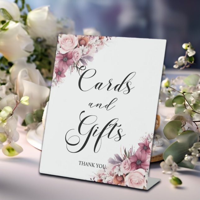 Moderne Drehbücher, rosafarbene Blumenkarten und G Sockelschild (Von Creator hochgeladen)