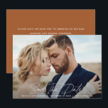 Moderne Drehbuchhochzeit Save The Date<br><div class="desc">Moderne Drehbuch elegante Hochzeit Save the Date Karte. Modernes minimalistisches Design. Alle Farben können individuell angepasst werden.</div>