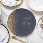 Moderne Dunkelblau-Gold-Glitzer-Edge-Hochzeit Pappteller<br><div class="desc">Die eleganten,  modernen Hochzeitszettel-Teller zeichnen sich durch ein Glitzer-Design aus,  das sich durch ein vergoldetes Imitat auszeichnet. Personalisieren Sie sie mit den Namen der Braut und des Bräutigams in blassgoldener Handschrift über einen großen Ampersand auf dunkelblauem Hintergrund,  mit dem Hochzeitstermin unten.</div>
