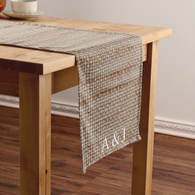 Moderne Dunkle Linen Personalisierte Monogramm Hoc Mittelgroßer Tischläufer (Beispiel)