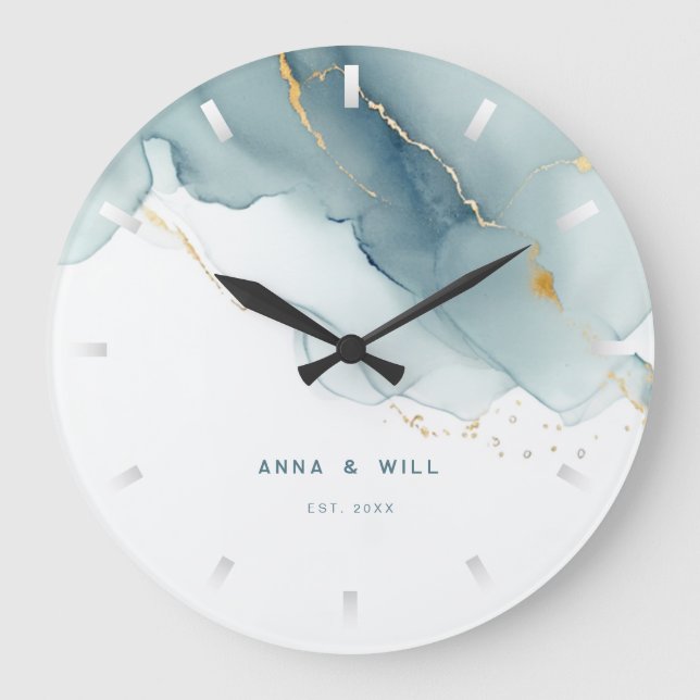 Moderne Dusty Blue Gold Beach Hochzeitsfeier Große Wanduhr (Vorderseite)