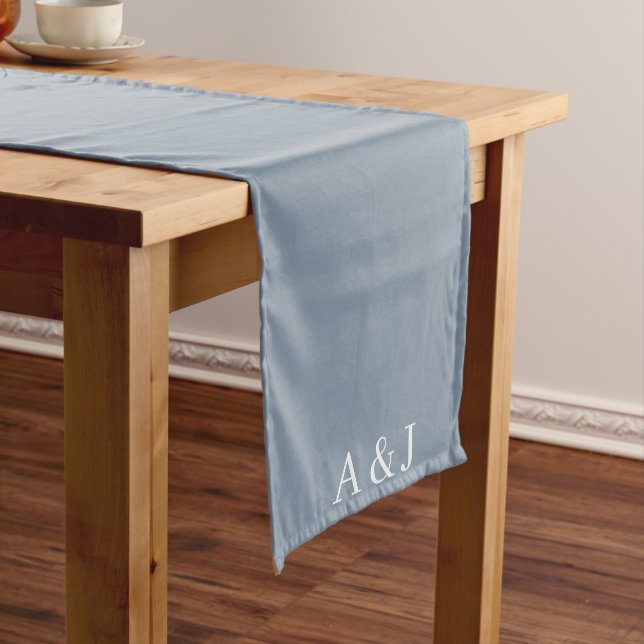 Moderne dusty Blue Monogram Wedding Mittelgroßer Tischläufer (Beispiel)