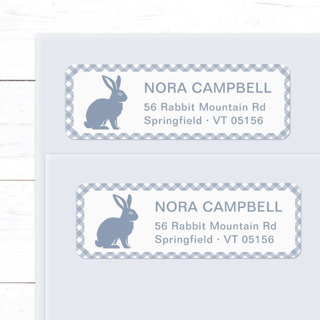 Moderne Dusty Blue Rabbit Gingham Rücksendeadresse (Cute, modern dusty blue bunny return address label with classic gingham plaid background.)