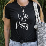 Moderne Ehefrau des Party Bachelorette T-Shirt<br><div class="desc">Niedliches Bachelorette Black T Shirt für die Braut während ihres Junggeselinnen-Abschieds zu tragen . Einfach handgeschriebener Text,  der die Ehefrau des Party sagt. Das perfekte Shirt für die Braut. Sehen Sie,  wie Sie die Party-Shirts für Braufreunde zusammenpassen.</div>