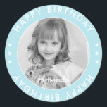Moderne einfache Niedlich Kids Blue Happy Birthday Runder Aufkleber<br><div class="desc">Niedlich Happy Birthday Custom Schwarz-Weiß-Foto Aufkleber für Ihr Kindergeburtstag Party,  Sohn oder Tochter. Sie verfügen über einen niedlichen,  anpassbaren Namen und Foto. Ideal für Einladungen und Party-Taschen.</div>