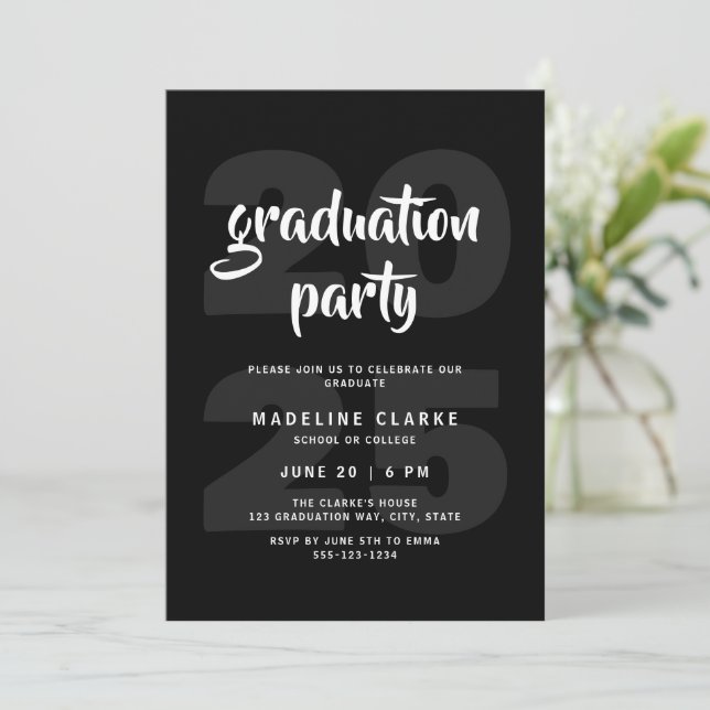 Moderne, einfache Schwarz-Weiß-Graduierungsparty Einladung (Stehend Vorderseite)