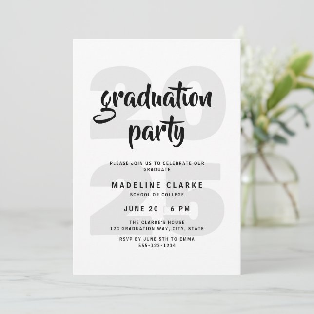 Moderne, einfache Schwarz-Weiß-Graduierungsparty Einladung (Stehend Vorderseite)