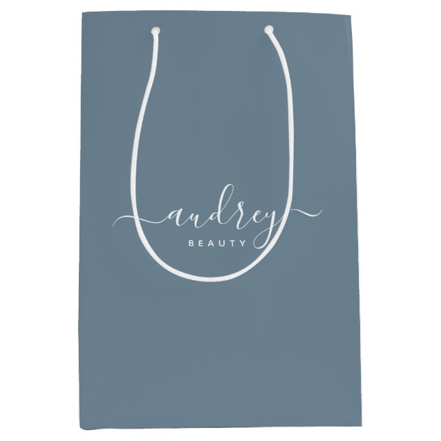moderne einfache staubblaue Signatur Typografie Mittlere Geschenktüte (Vorderseite)