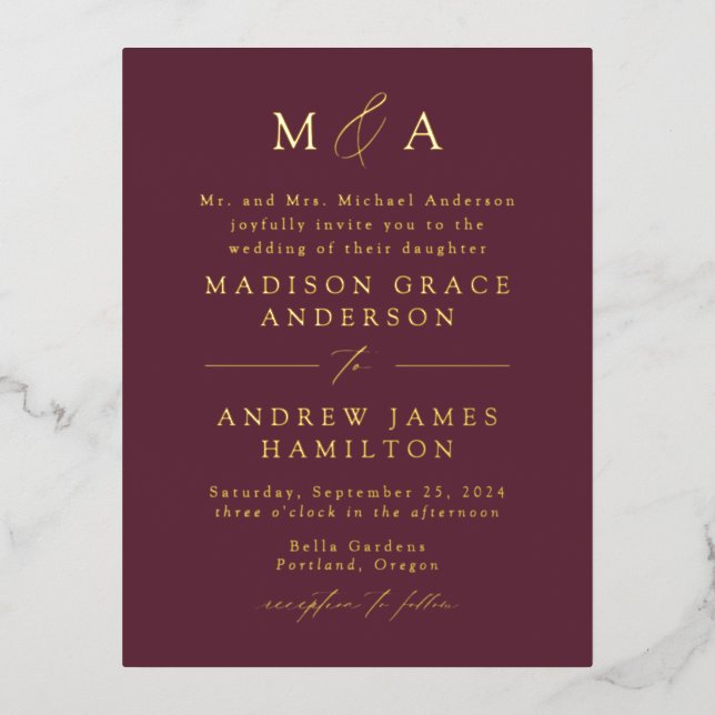 Moderne Elegance Monogram Wine and Gold Wedding Folie Einladungspostkarte (Vorderseite)