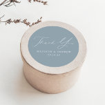 Moderne Elegant Dusty Blue Wedding Vielen Dank Runder Aufkleber<br><div class="desc">Elegante Hochzeitsaufkleber mit "Danke" in einem schönen weißen Kalligrafieschrift mit einem staubigen blauen Hintergrund oder Farbe Ihrer Wahl. Personalisieren Sie die modernen Dankeschön Aufkleber mit Ihren Namen und Hochzeitsdatum. Die staubige blaue Hochzeit danke Ihnen Aufkleber sind perfekt für die Versiegelung danke Kartenumschläge,  Gastgeschenk Hochzeit Taschen,  etc.</div>