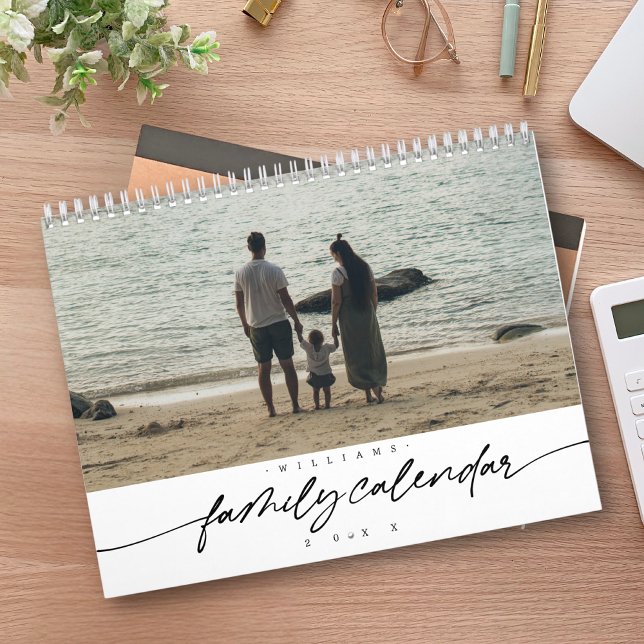 Moderne Elegant Family Foto Script Typografie Kalender (Von Creator hochgeladen)
