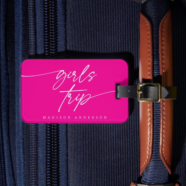 Moderne Elegant Girls Trip Script Typografie | Pin Gepäckanhänger (Vorderseite Insitu 4)