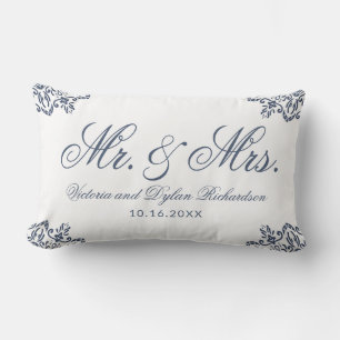 Moderne Elegant Mr. and Mrs. Name Newlyweds Lendenkissen