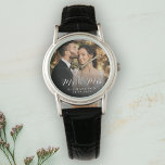 Moderne Elegant New Wed Wedding Foto Jahrestag Armbanduhr<br><div class="desc">Diese elegante Script-Foto-Uhr wird ein schöner Sake für Ihren Hochzeitstag! Die einzigartige Kalligraphie lautet "Mr. and Mrs." neben Ihrem eigenen Familiennamen und Datum. Fügen Sie Ihr Hochzeitsgeschenk hinzu und machen Sie es zu einem perfekten Geschenk für die frisch verheiratete Braut,  ein Jubiläum oder eine gelobte Erneuerung!</div>