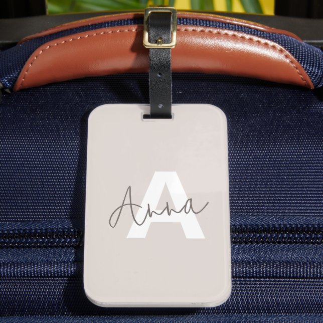 Moderne elegante Beige Monogram Custom Initial Gepäckanhänger (Vorderseite Insitu 2)