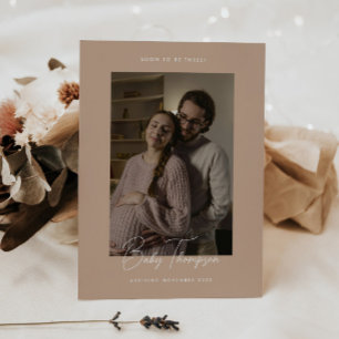 Moderne Elegante Beige Script Foto Pregnancy Ankündigung