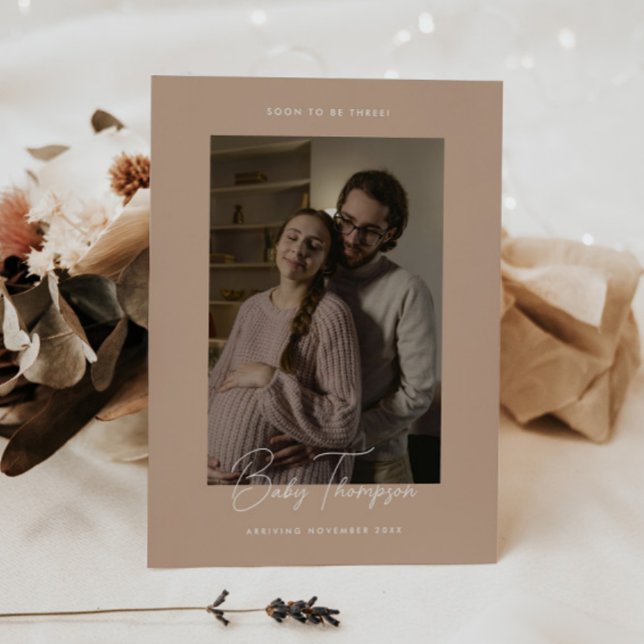 Moderne Elegante Beige Script Foto Pregnancy Ankündigung (Von Creator hochgeladen)