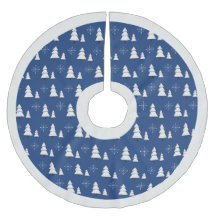 Moderne, elegante blaue Weihnachtsbäume und Schnee