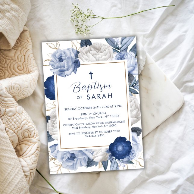 Moderne, elegante Blu-Weiß-Blume-Taufe Einladung (Modern Elegant Blue & White Flower Cross Baptism Invitation)