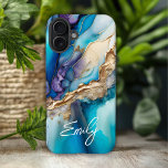Moderne Elegante Blue Gold Marmor Personalisiert N iPhone 16 Plus Hülle<br><div class="desc">Moderne Elegant Blue Gold Marble Personalisiert Name iPhone 16 Plus Hüllen mit Ihrem personalisierten Namen in einer eleganten Kalligraphie Schrift Typografie auf einem modernen blauen und goldenen Marmorhintergrund. Perfektes Geschenk für sie zum Geburtstag,  Mutter zum Muttertag,  Schwester oder Bestie für Weihnachten und Feiertage. Entworfen von ©Evco Studio www.zazzle.com/store/evcostudio</div>
