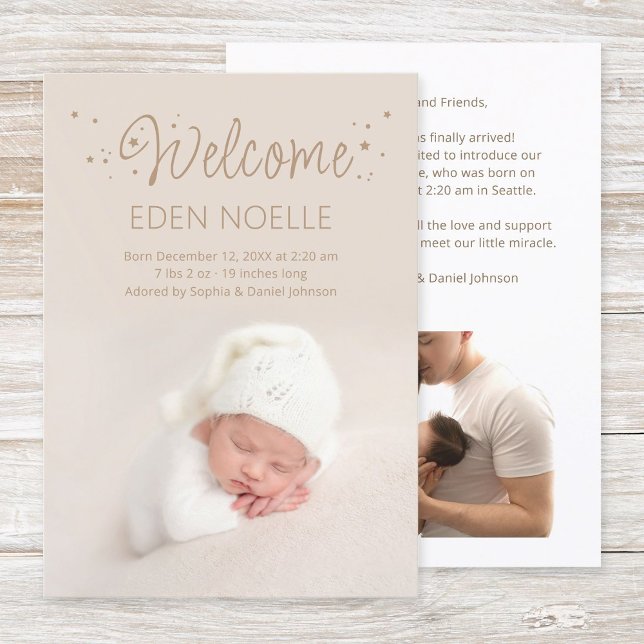 Moderne elegante braune Sterne Willkommen Baby Bir Ankündigung (Modern, elegant brown script with stars "Welcome" baby birth announcement flat card for new parents.)
