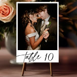 Moderne elegante Calligraphie Script-Foto Hochzeit Tischnummer<br><div class="desc">Modernes,  elegantes Calligraphy Script Foto Hochzeitsstiftung Tischnummer</div>