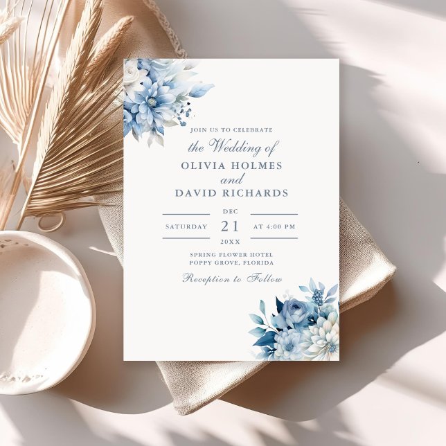 Moderne, elegante Dusty Blue Wildblumen Hochzeit Einladung (Modern Elegant Dusty Blue Wildflowers Wedding Invitation on a sunny neutral boho table.)