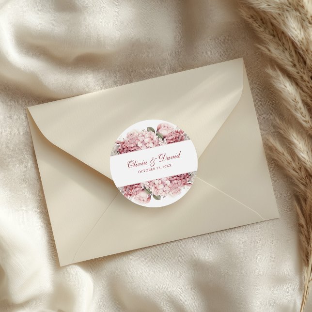 Moderne elegante Dusty Rose Hydrangea Wedding Runder Aufkleber (Modern Elegant Dusty Rose Hydrangea Wedding Classic Round Sticker on a wedding envelope)