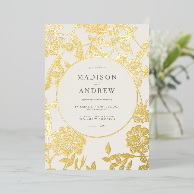 Moderne Elegante Gilded Floral Wedding Folieneinladung (Stehend vorne)
