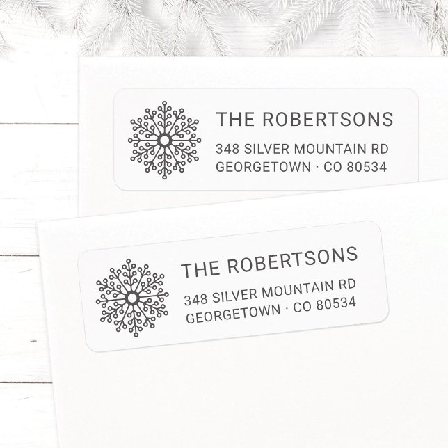 Moderne Elegante Gray Snowflake Rücksendeadresse (Modern, elegant Snowflake Christmas return address labels in silver gray with family name.)