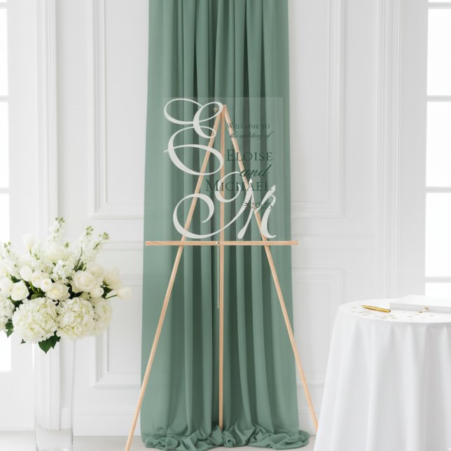 Moderne elegante grüne Monogram-Kalligrafie-Hochze Acrylschild (Welcome guests in effortless style with this Sage Green Monogram Wedding Welcome Sign!)