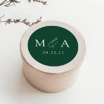 Moderne, elegante grüne Monogramm-Hochzeit Runder Aufkleber<br><div class="desc">Elegante Monogramm Hochzeitsaufkleber mit Ihren Initialen,  die in weißer Schrift auf einem grünen Hintergrund (oder der Farbe Ihrer Wahl) angezeigt werden. Personalisieren Sie die modernen Hochzeitsaufkleber mit Ihrem Hochzeitsdatum unten. Die grünen Monogramm-Aufkleber eignen sich hervorragend zum Versiegeln von Hochzeitseinladungen,  Gastgeschenke Hochzeiten und vielem mehr!</div>