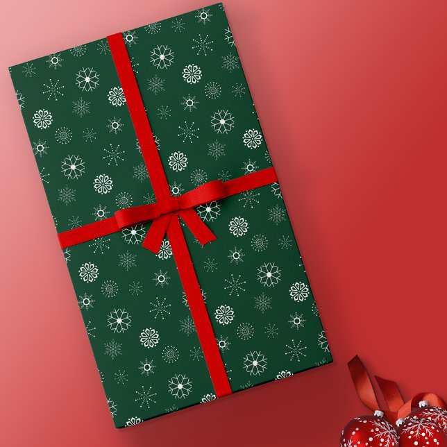 Moderne elegante grüne und weiße Schneeflocken Wei Geschenkpapier (Green & Snowflakes Wrapping Paper)