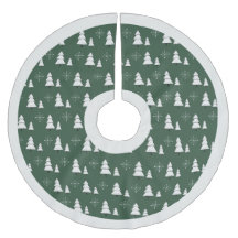 Moderne elegante grüne Weihnachtsbäume und Schneef