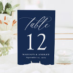 Moderne, elegante Hochzeit der Kalligraphie Tischnummer<br><div class="desc">Mit unseren eleganten Tischnummern-Karten schaffen Sie bei Ihrer Hochzeit ein anspruchsvolles Ambiente, das durch eine zarte weiße Kalligraphie auf einem zeitlosen marinen Hintergrund besticht. Dieses moderne Design besticht durch schlichte Eleganz und funktioniert wunderbar bei Hochzeiten zu jedem Thema oder zu jeder Jahreszeit. Personalisieren Sie jede Karte mit Ihren Namen und...</div>