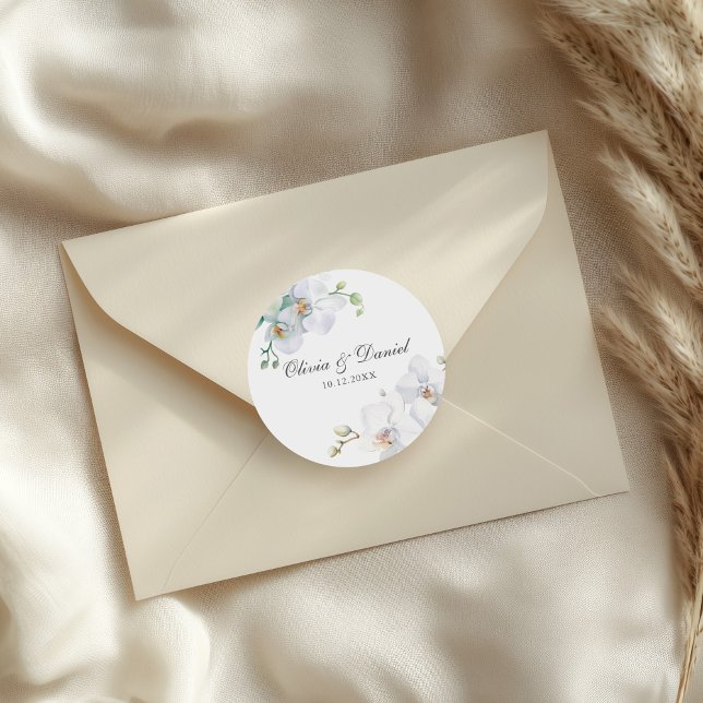 Moderne, elegante Hochzeit der Orchideen Runder Aufkleber (Modern Elegant White Orchid Wedding Classic Round Sticker on a wedding envelope.)